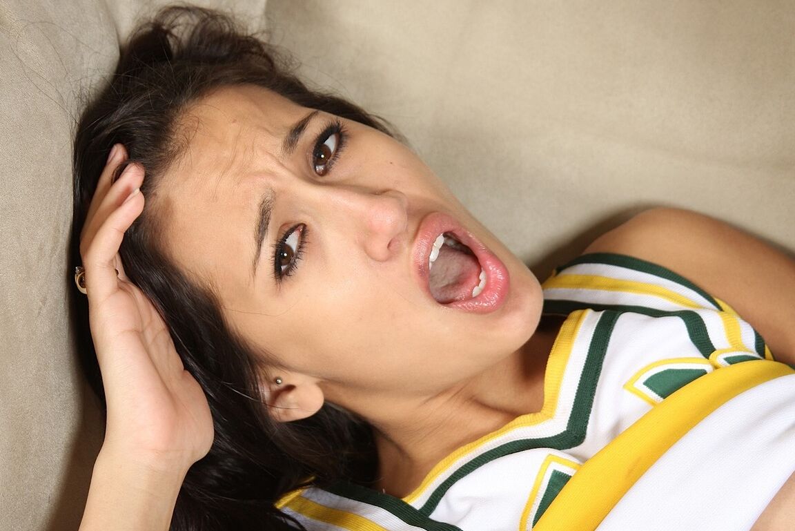 15P A adorável líder de torcida Amia Moretti expõe sua bunda pequena e fica com tesão gorda