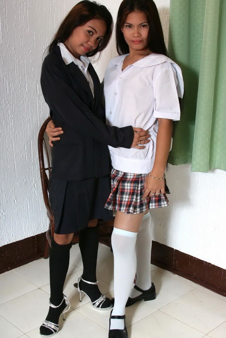 12P écolières asiatiques partagent un baiser lesbien alors qu'elles se déshabillent jusqu'aux chaussettes.