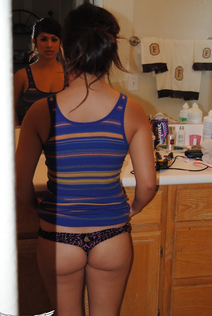 12P La jolie brune Layla Rose se déshabille pour révéler ses gros seins.