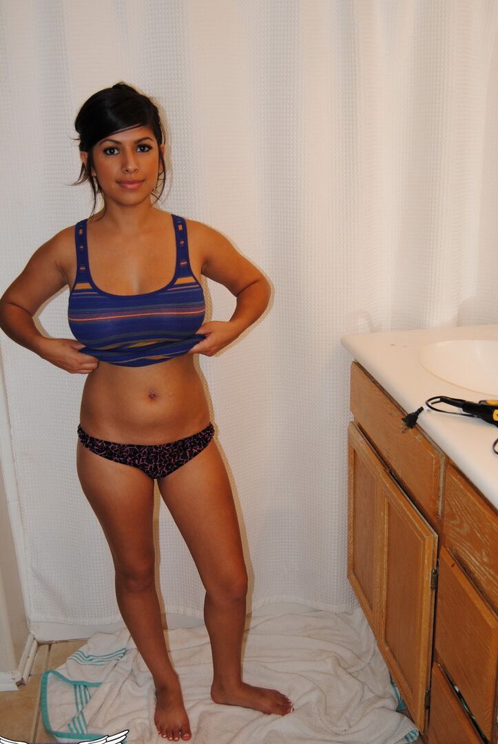 12P La jolie brune Layla Rose se déshabille pour révéler ses gros seins.