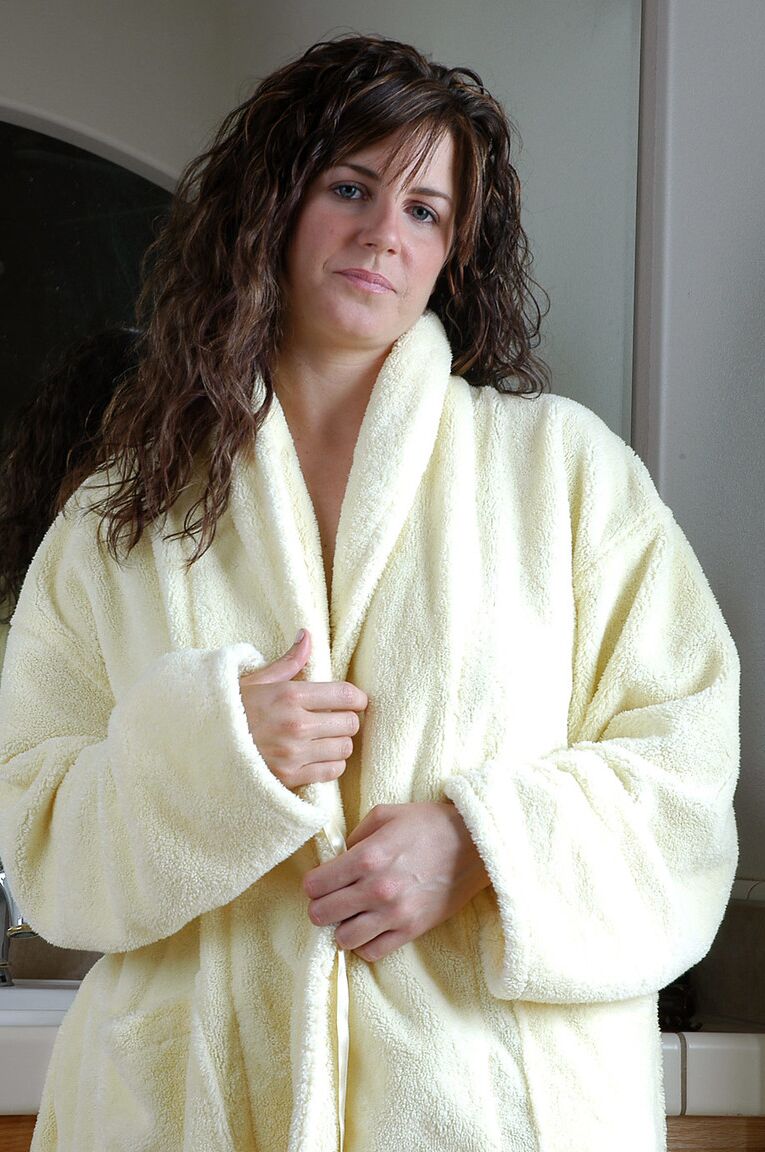 10P Mom Tori doffs her robe and flaunts her huge juggs while rubbing her twat