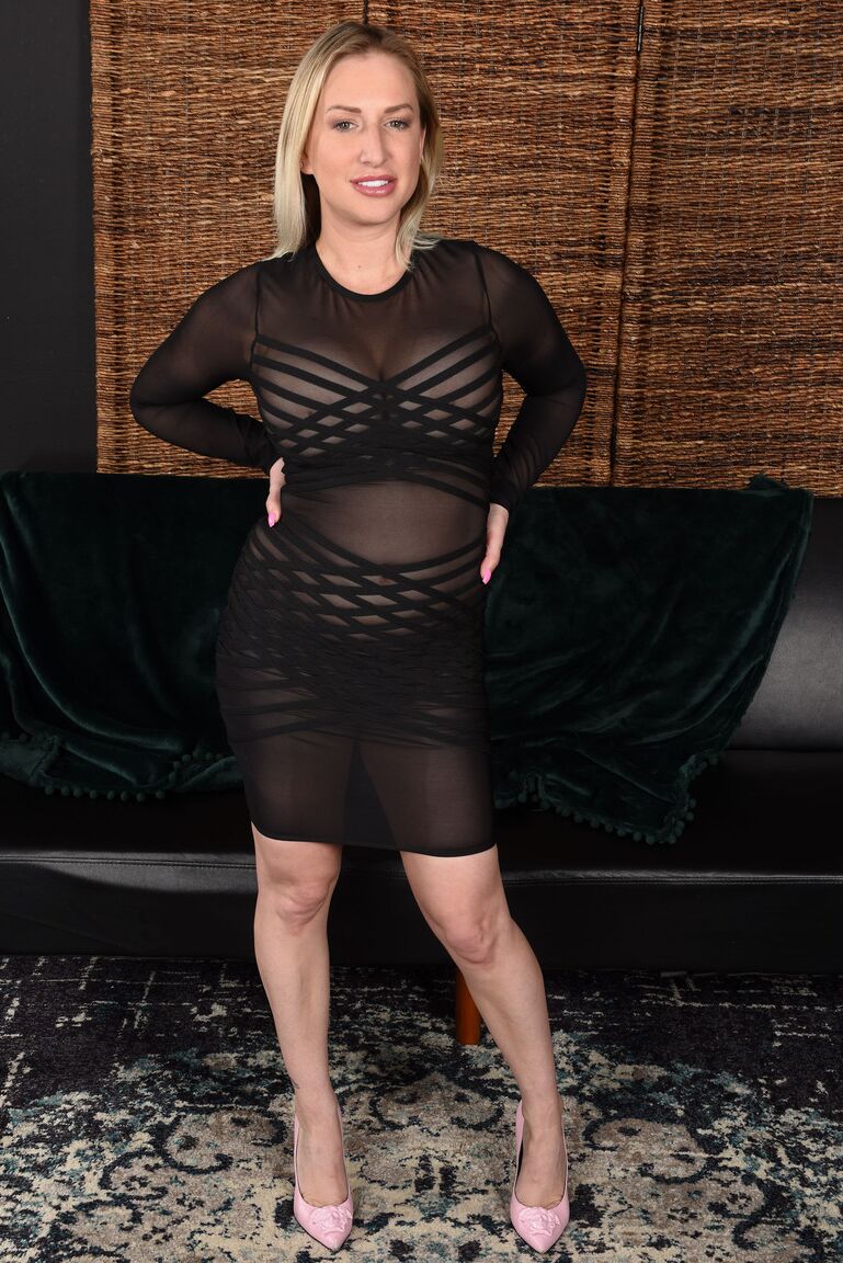 14P Sexy MILF Quinn Waters expondo seus grandes peitos de silicone e bunda redonda