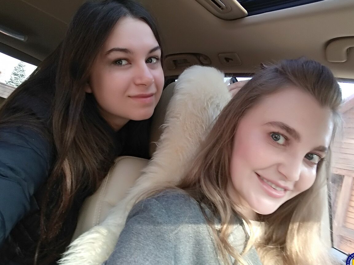 16P Amantes europeus de cabelos compridos tiram uma selfie no carro antes da ação sexual lésbica