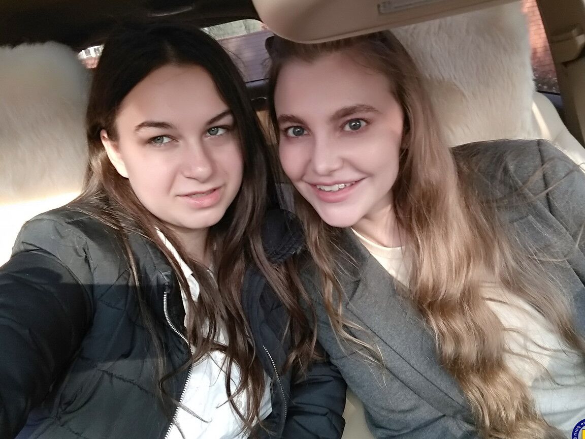 16P Amantes europeus de cabelos compridos tiram uma selfie no carro antes da ação sexual lésbica