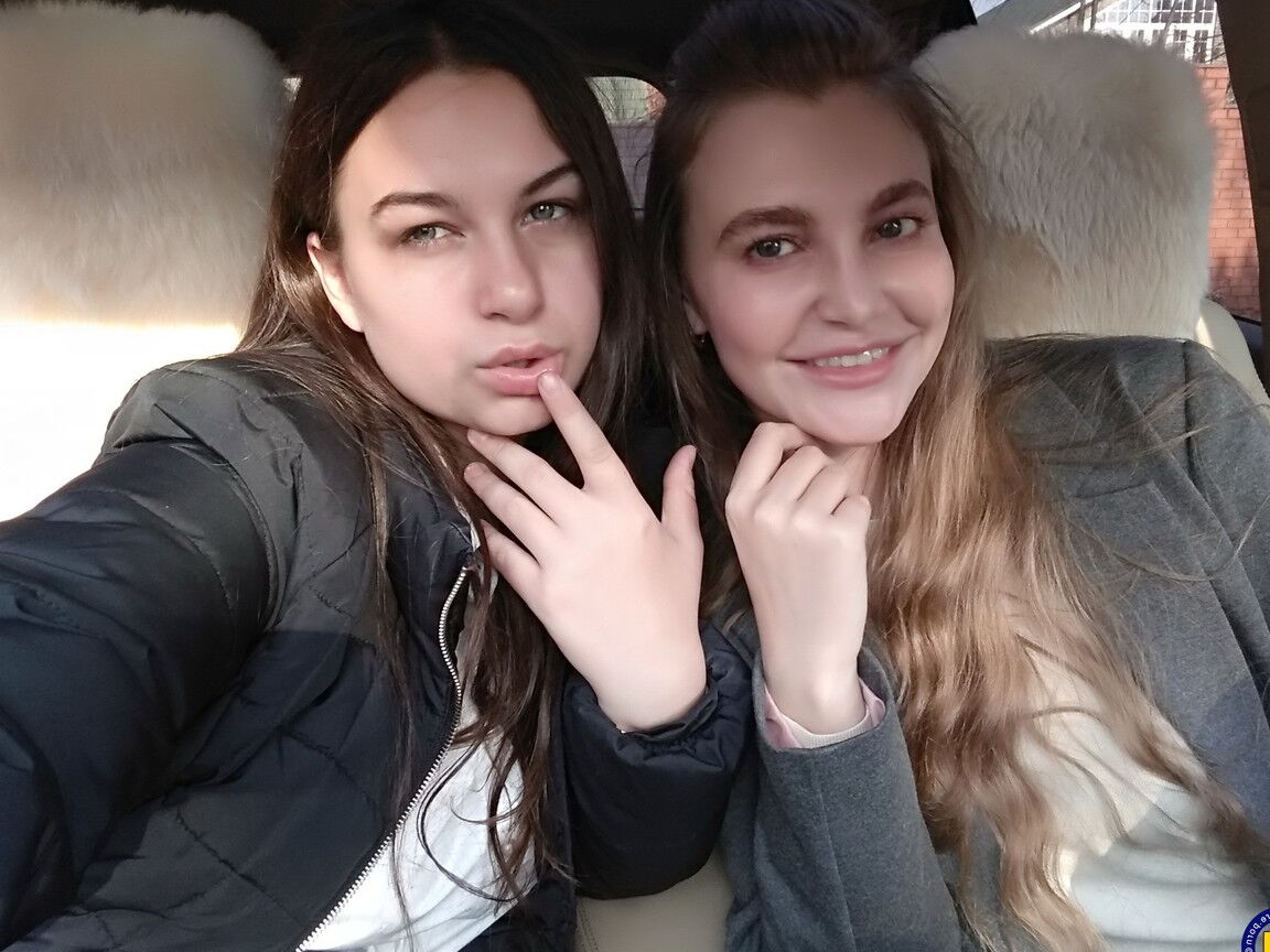 16P Amantes europeus de cabelos compridos tiram uma selfie no carro antes da ação sexual lésbica