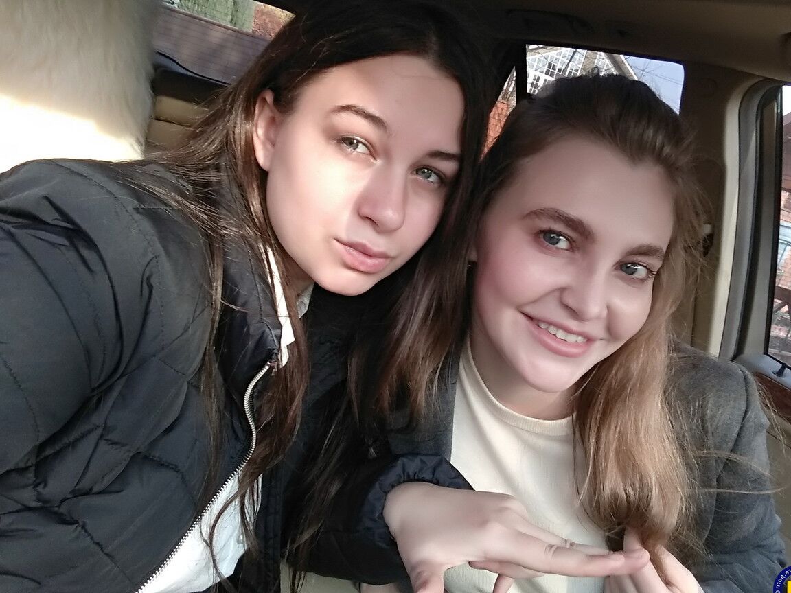 16P Amantes europeus de cabelos compridos tiram uma selfie no carro antes da ação sexual lésbica