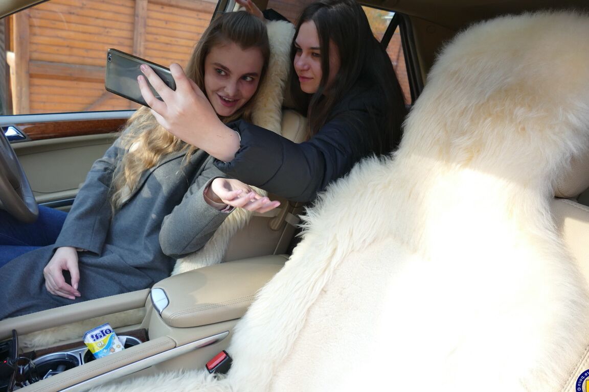 16P Amantes europeus de cabelos compridos tiram uma selfie no carro antes da ação sexual lésbica