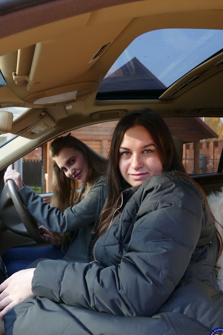 16P Amantes europeus de cabelos compridos tiram uma selfie no carro antes da ação sexual lésbica