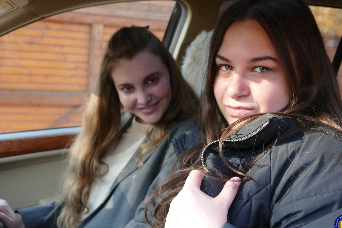 16P Amantes europeus de cabelos compridos tiram uma selfie no carro antes da ação sexual lésbica