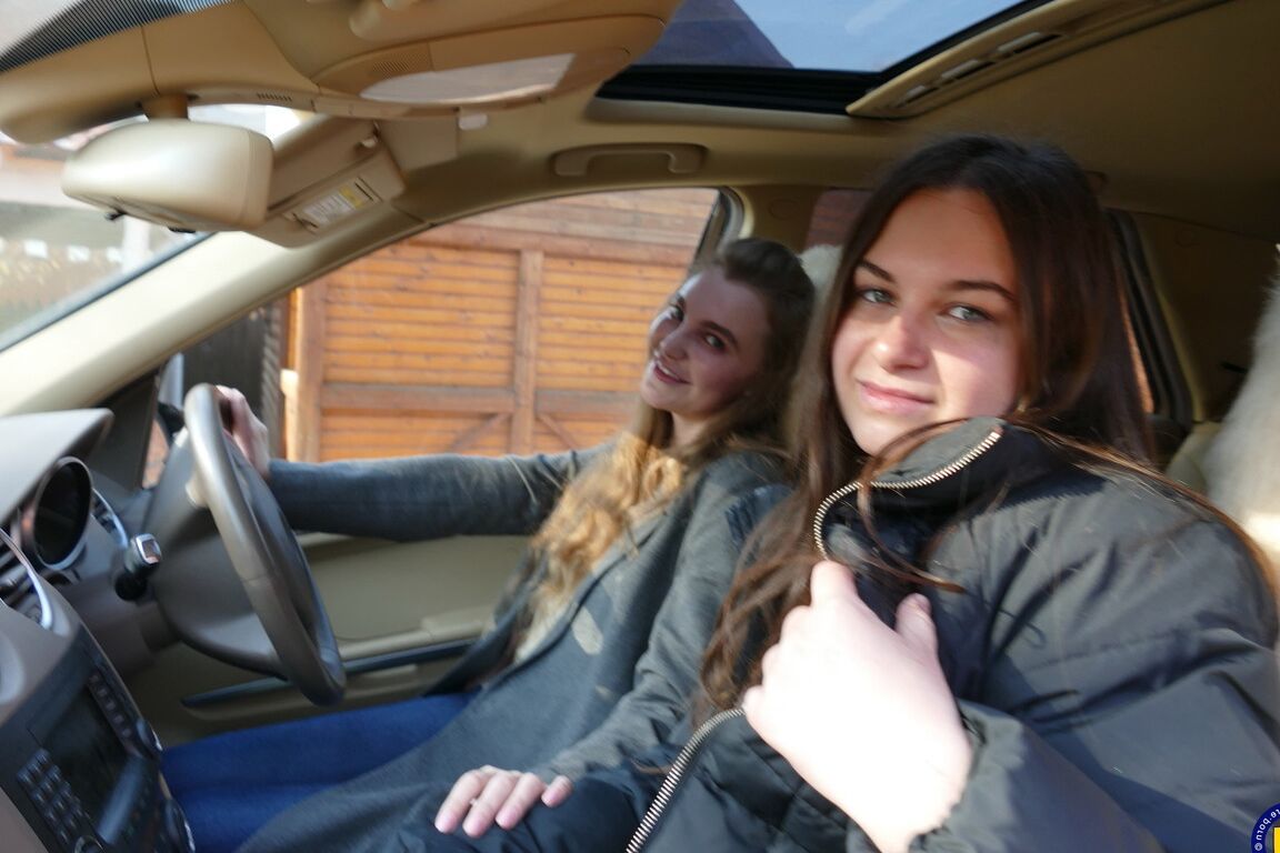 16P Amantes europeus de cabelos compridos tiram uma selfie no carro antes da ação sexual lésbica