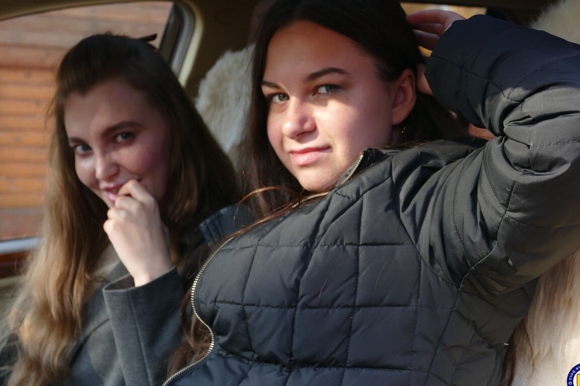 16P Amantes europeus de cabelos compridos tiram uma selfie no carro antes da ação sexual lésbica