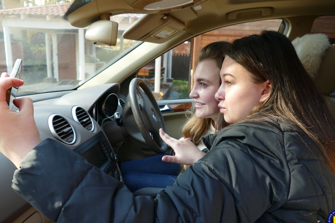 16P Amantes europeus de cabelos compridos tiram uma selfie no carro antes da ação sexual lésbica