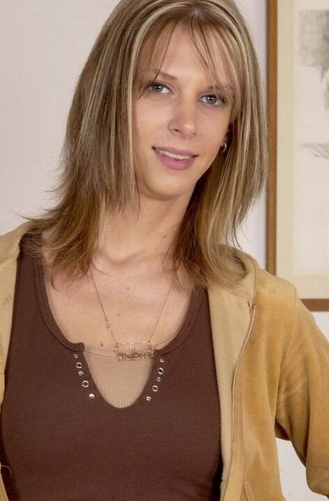 11P Skinny Teen Brooke enthüllt ihren dünnen Körper und spreizt sich, um ihre kahle Muschi zu masturbieren