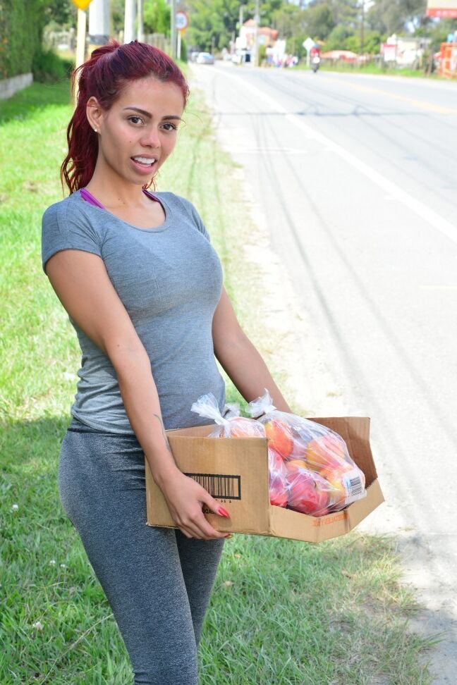 13P A deslumbrante ruiva Latina tira as leggings e mostra seu corpo sexy