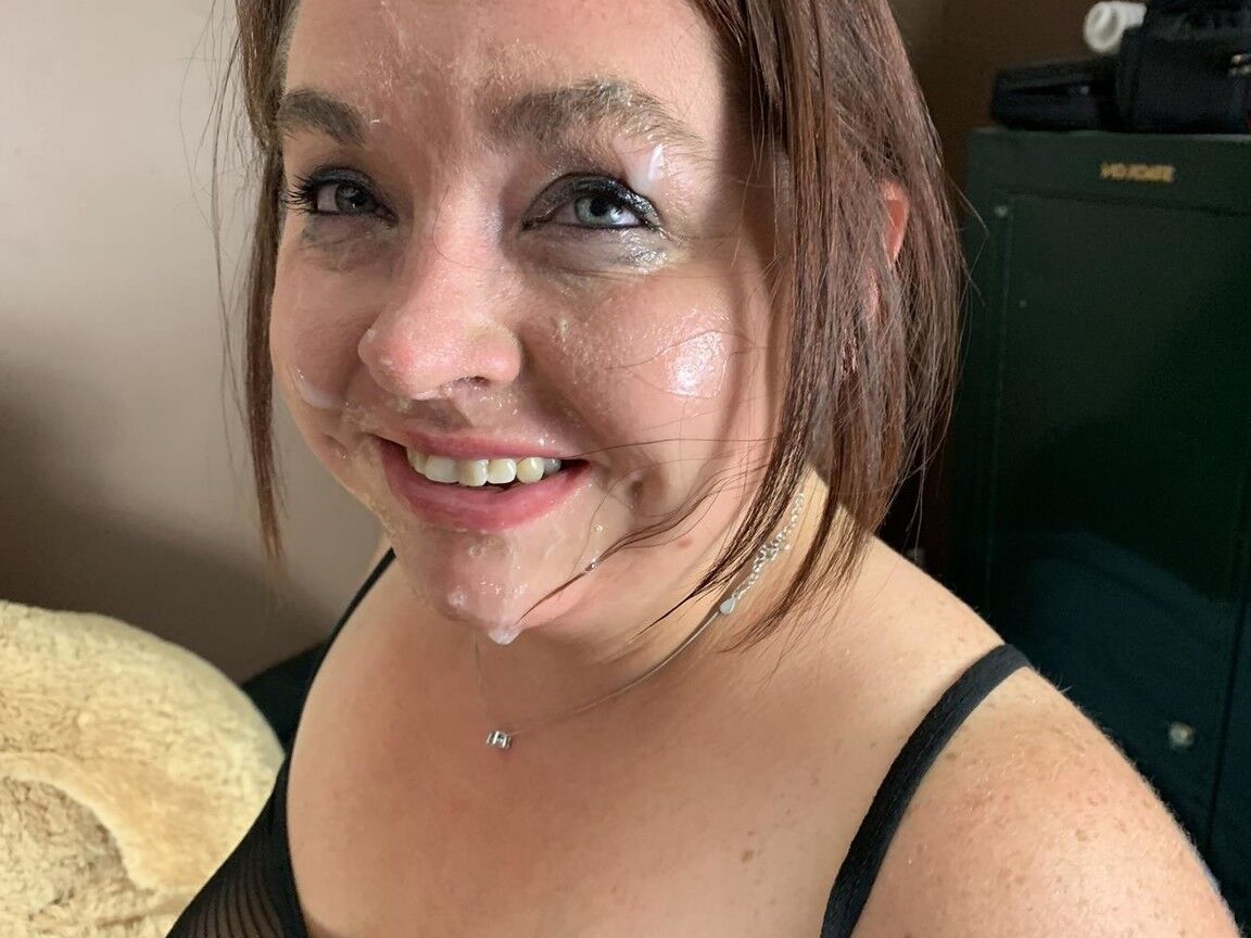 17P Mayor BBW Sexy Nebbw gotea semen de su barbilla durante la acción POV