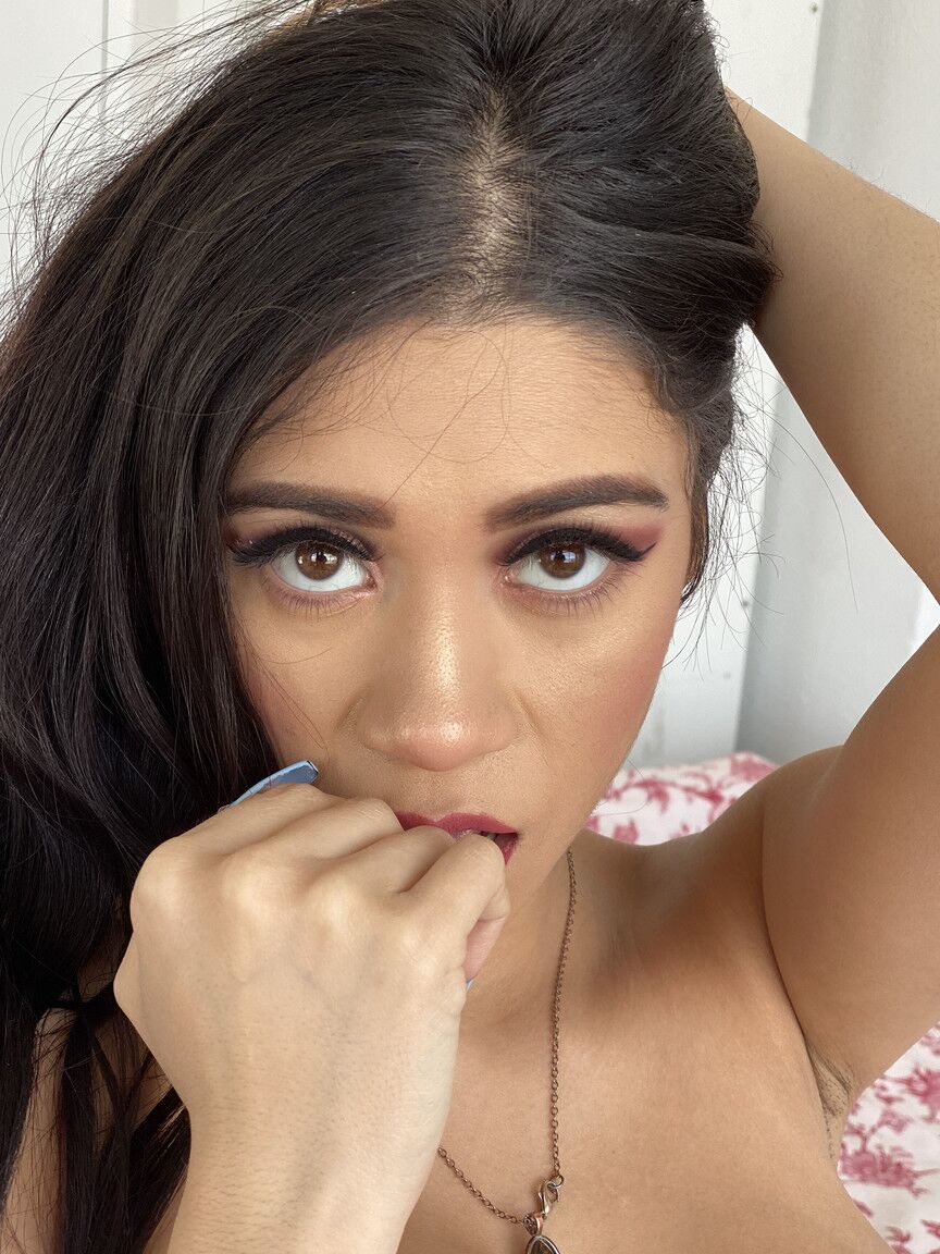 20P Giselle Montes, amatrice mince en bottes de latex rouges, révèle ses énormes seins