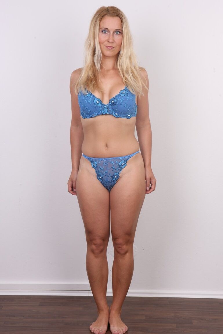 20P Loira amadora Karolina tira lingerie gostosa para ver o mamilo em close