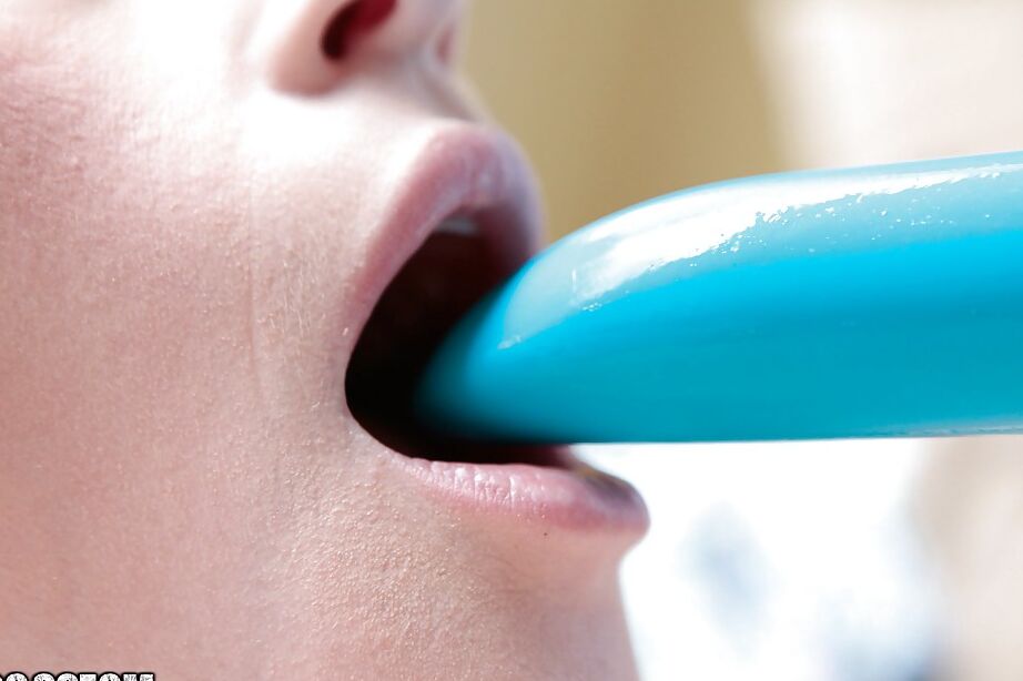 16P A fofa adolescente peituda Lara Brookes brincando com seus brinquedos sexuais