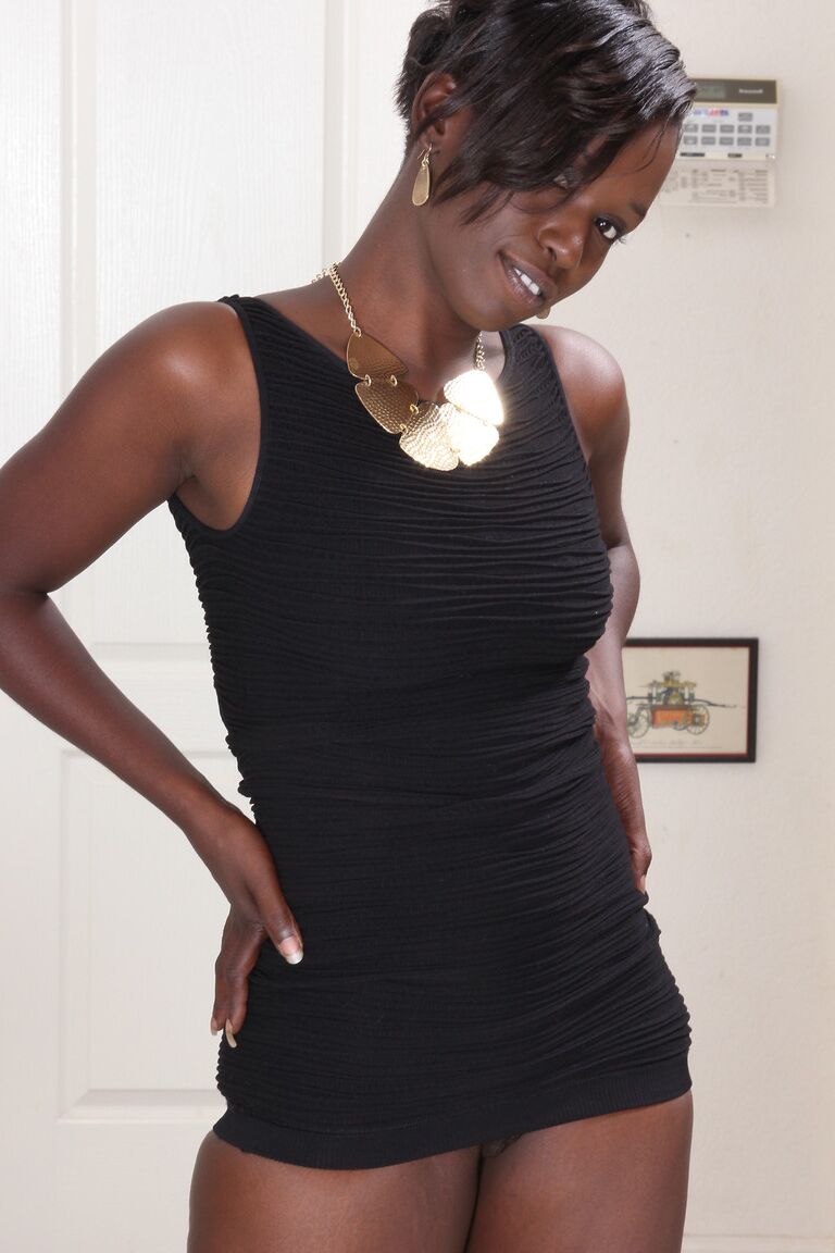 21P La séduisante MILF ébène Sayanna Monroe affiche sa savoureuse chatte noire de près
