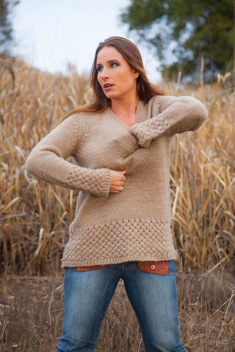 11P Curvy Vassanta peels off her jeans in a field to show a hairy pussy