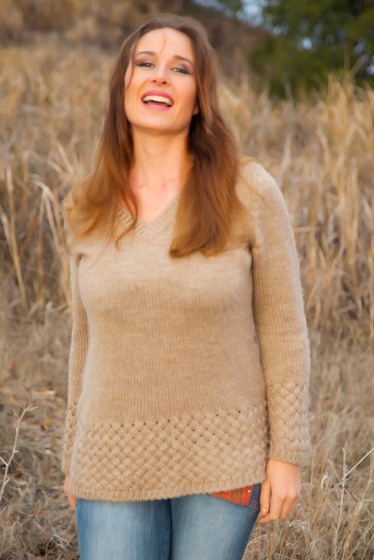11P Curvy Vassanta peels off her jeans in a field to show a hairy pussy
