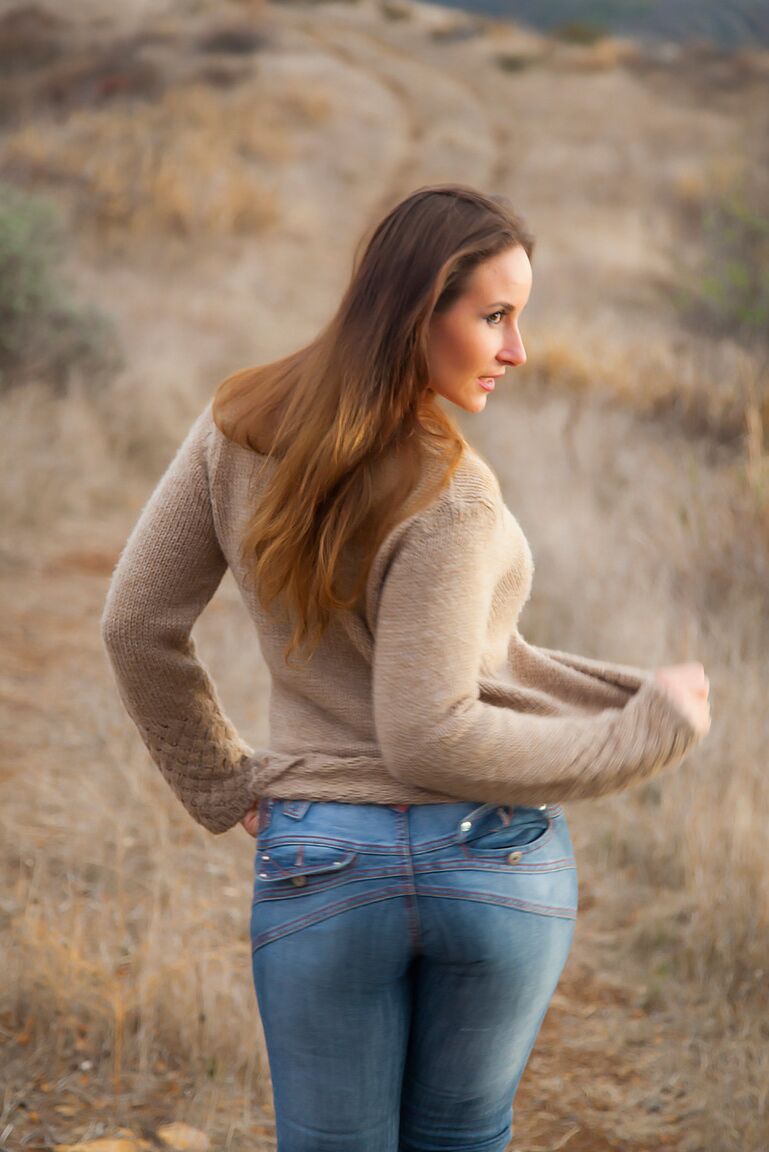 11P Curvy Vassanta peels off her jeans in a field to show a hairy pussy