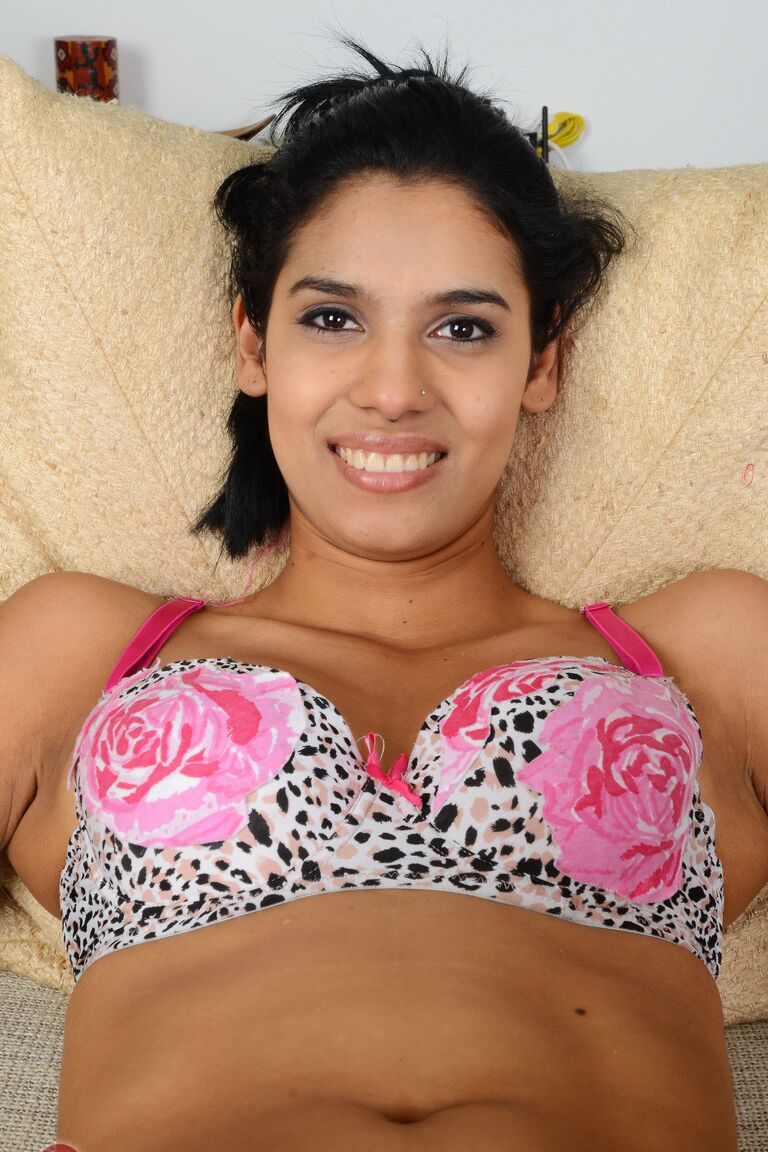 15P Chica exótica esbelta con uñas negras sexys y labios vaginales calientes Karmen Bella