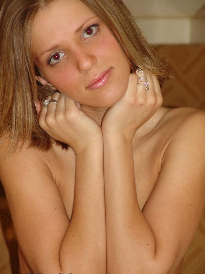 12P Karen, une jeune amatrice, vante son cul serré en lingerie noire et en string.