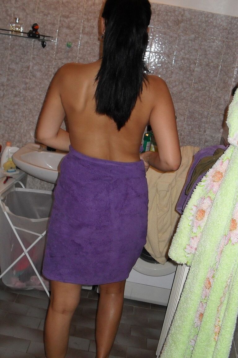 16P Belle brune mature mouille de beaux seins sous la douche