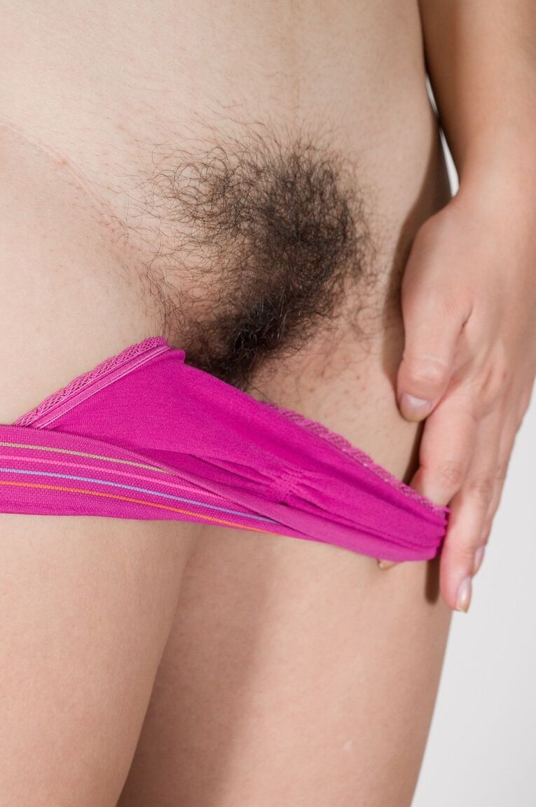 15P La modelo amateur Anastasia Cherry descubre sus grandes pechos naturales antes de dejar al descubierto su arbusto