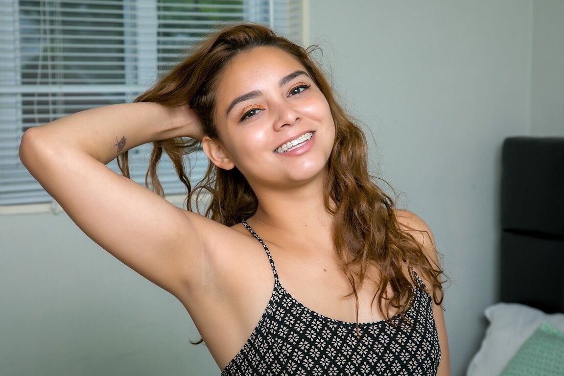 17P La joven latina Desiree Martinez se quita el vestido y las bragas para sus primeros desnudos