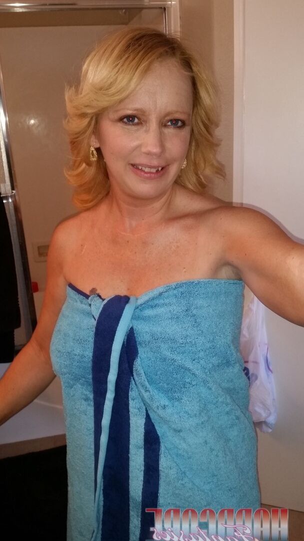 20P Dicke ältere blonde Heavenly Smut masturbiert nackt zu Hause