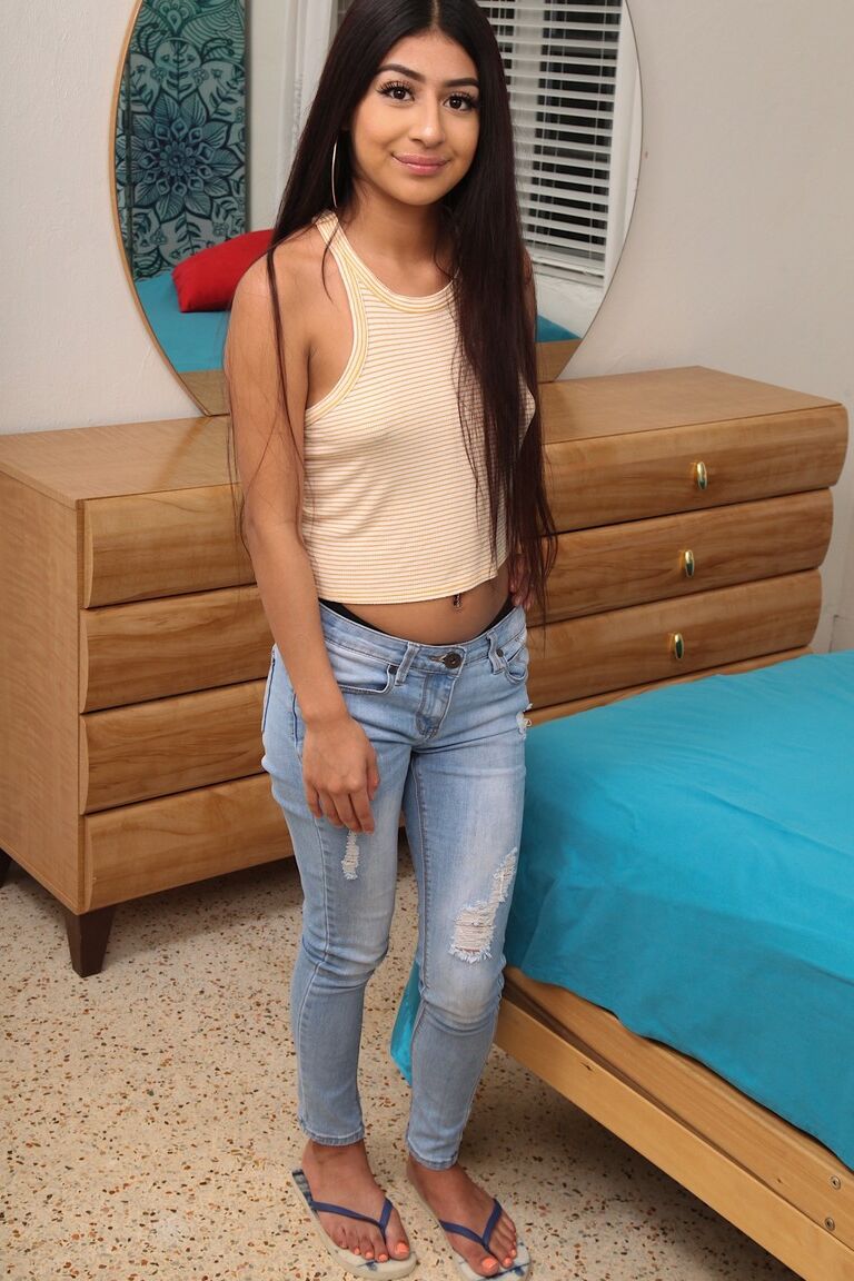 12P La latina de pelo largo Binky Baez se mete los dedos en el coño durante su debut desnuda