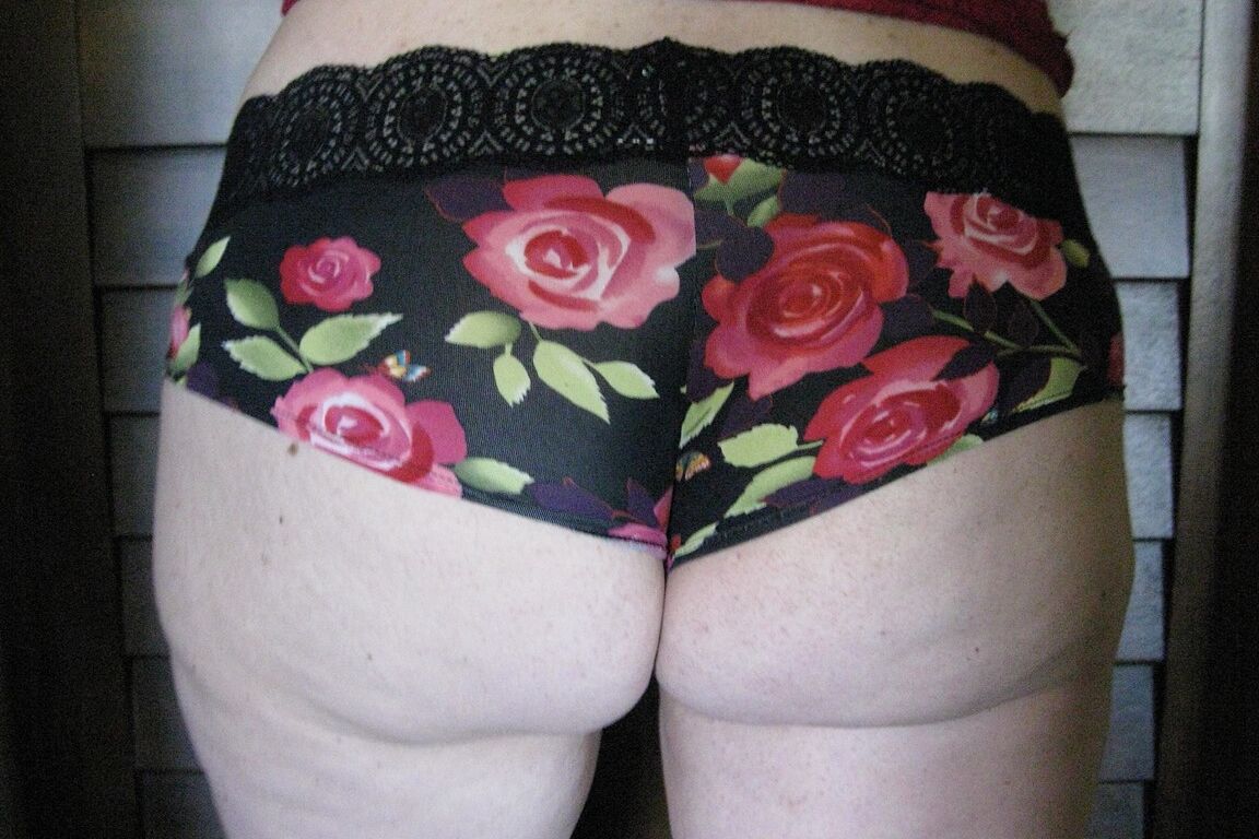 20P Morena MILF Ryan Anne mostra seus peitos grandes e fantásticos e bunda gostosa em um solo