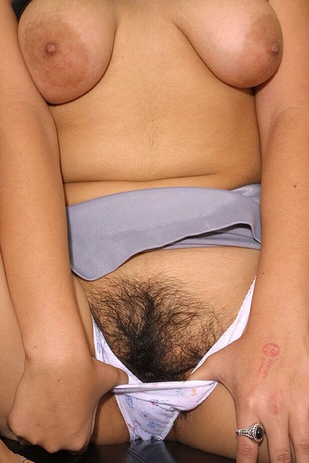 11P Amateur Latina Sky exhibe ses seins naturels et sa chatte poilue