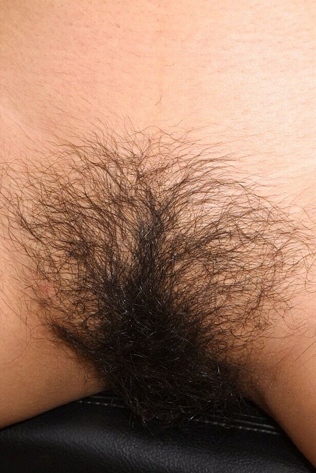11P Amateur Latina Sky exhibe ses seins naturels et sa chatte poilue