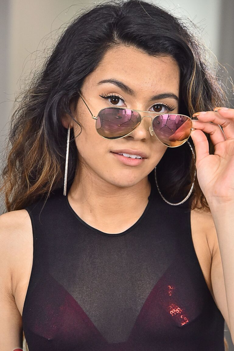 20P Christian Charity, une jeune exotique, se déshabille lentement et exhibe sa chatte sexy.