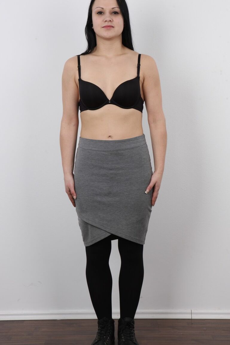 20P La estrella porno Wannabee Veronika se quita la ropa para una audición en primer plano del pezón duro