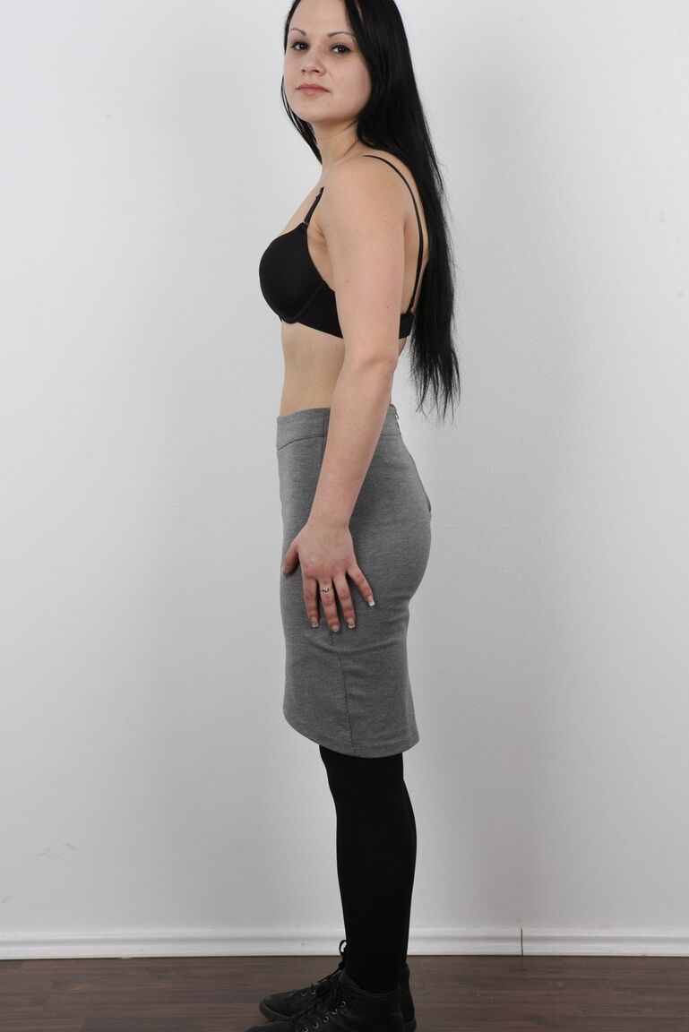 20P La estrella porno Wannabee Veronika se quita la ropa para una audición en primer plano del pezón duro