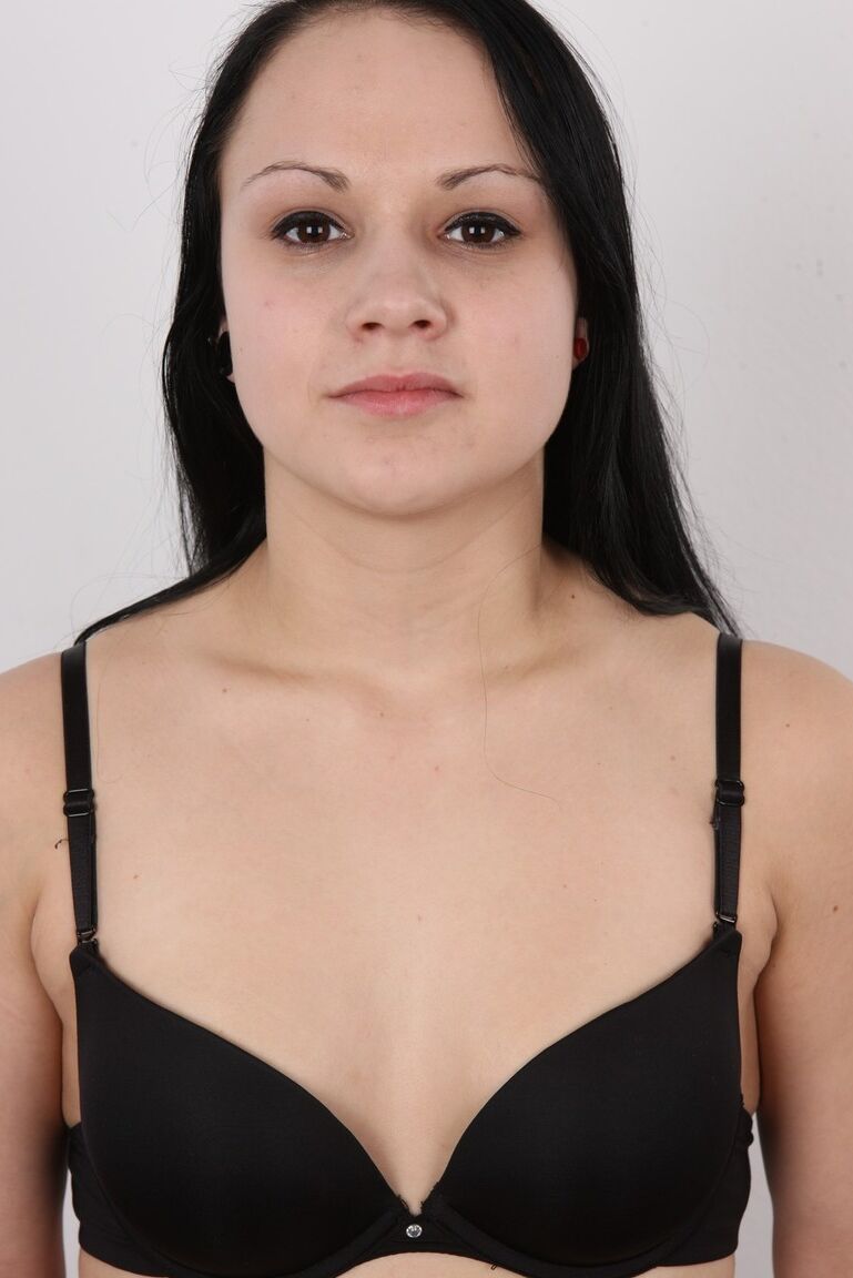 20P La estrella porno Wannabee Veronika se quita la ropa para una audición en primer plano del pezón duro