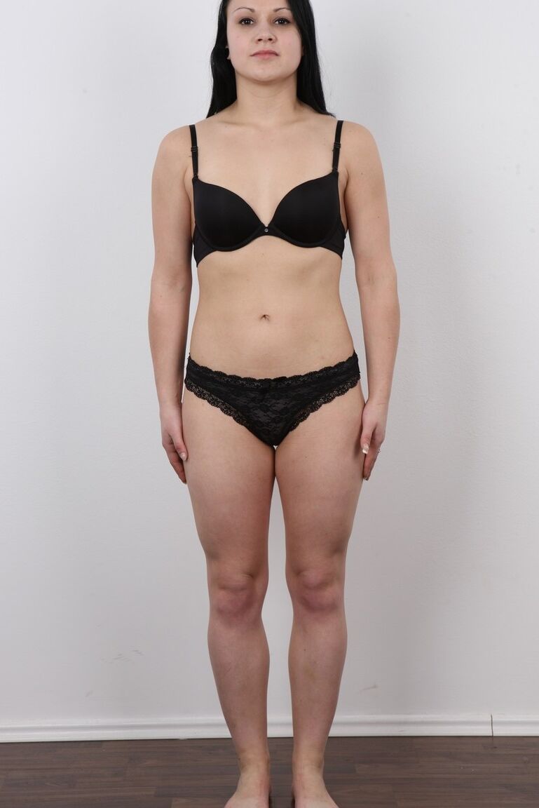 20P La estrella porno Wannabee Veronika se quita la ropa para una audición en primer plano del pezón duro