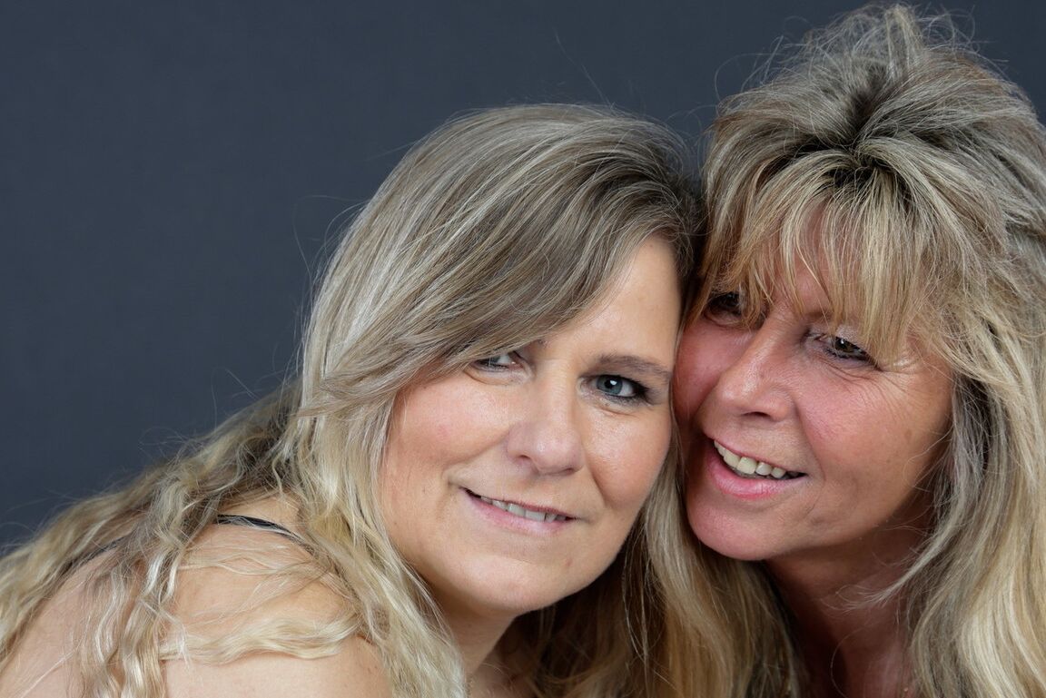 20P Garota amadora Sweet Susi e uma namorada chupam um pau juntas