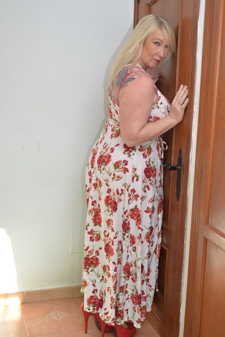 10P La mayor rubia BBW Melody juega con sus grandes tetas en su habitación