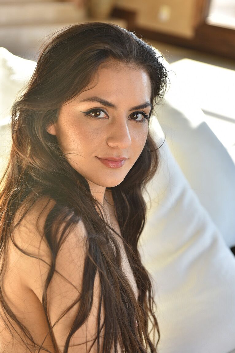 20P La maravillosa belleza Natalie se mete los dedos en el culo y se mete un consolador en su coño calvo