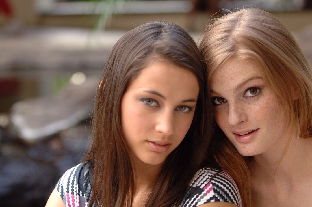 14P, Faye et Larysa, modèles adolescents sans vergogne, exhibent leurs castors chauves en public.
