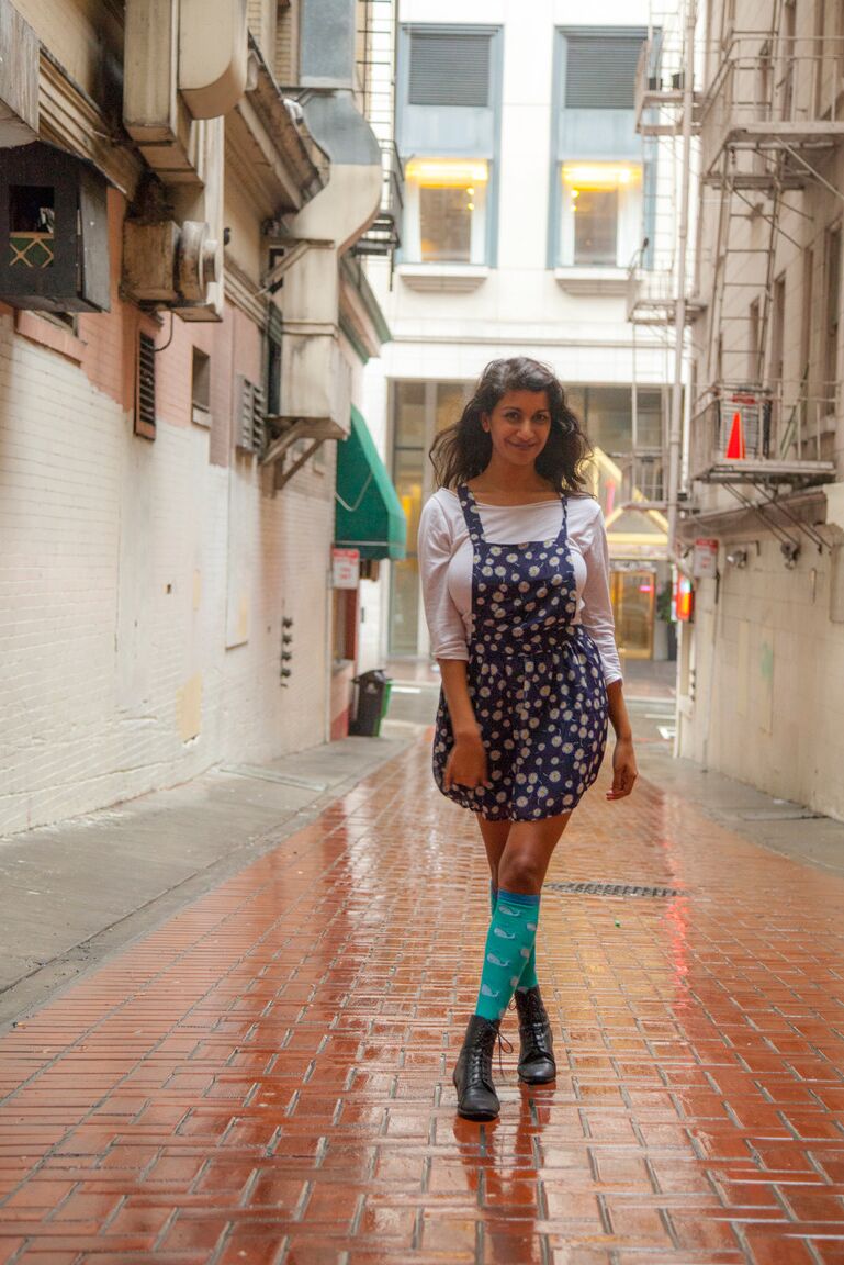 Carla White, amateur indienne de 16P, dévoile ses gros seins naturels dans une ruelle près du centre commercial
