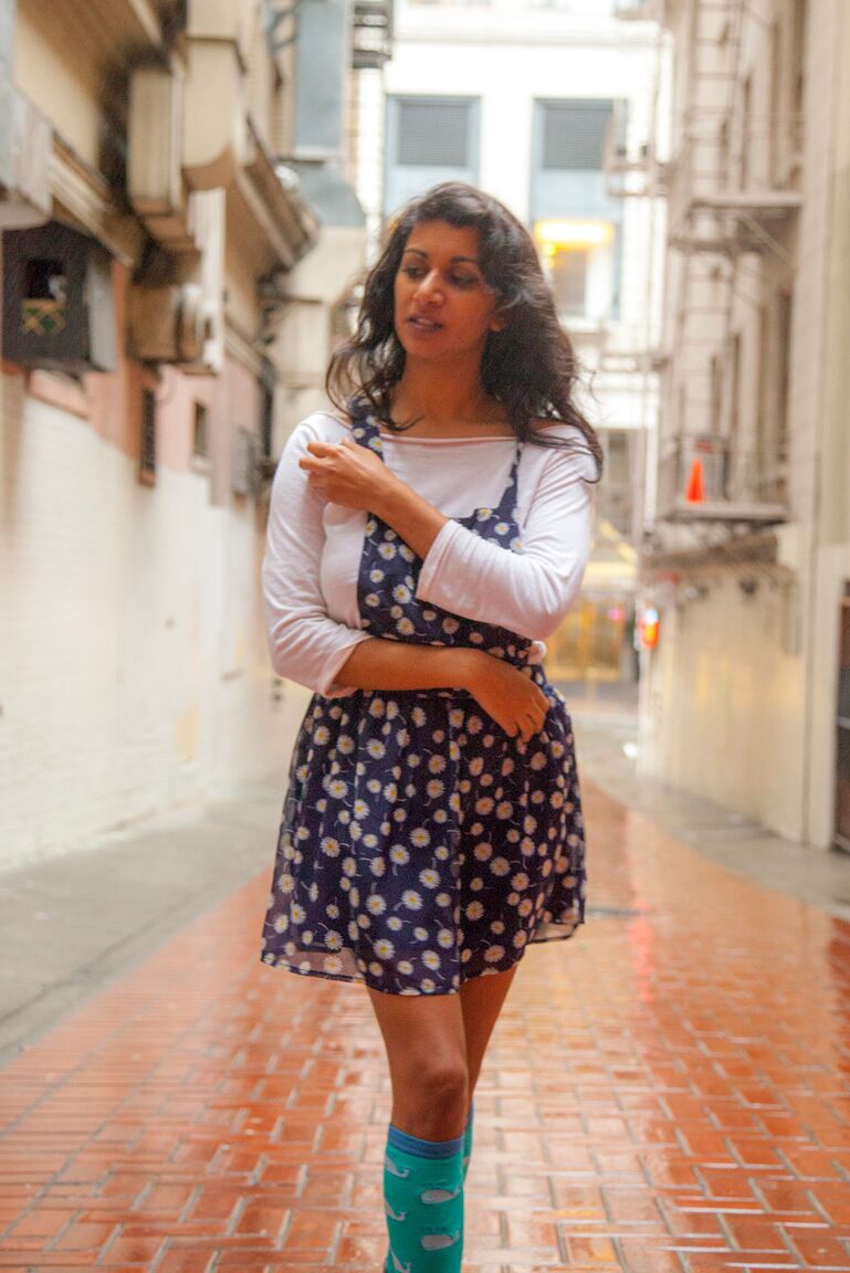 Carla White, amateur indienne de 16P, dévoile ses gros seins naturels dans une ruelle près du centre commercial