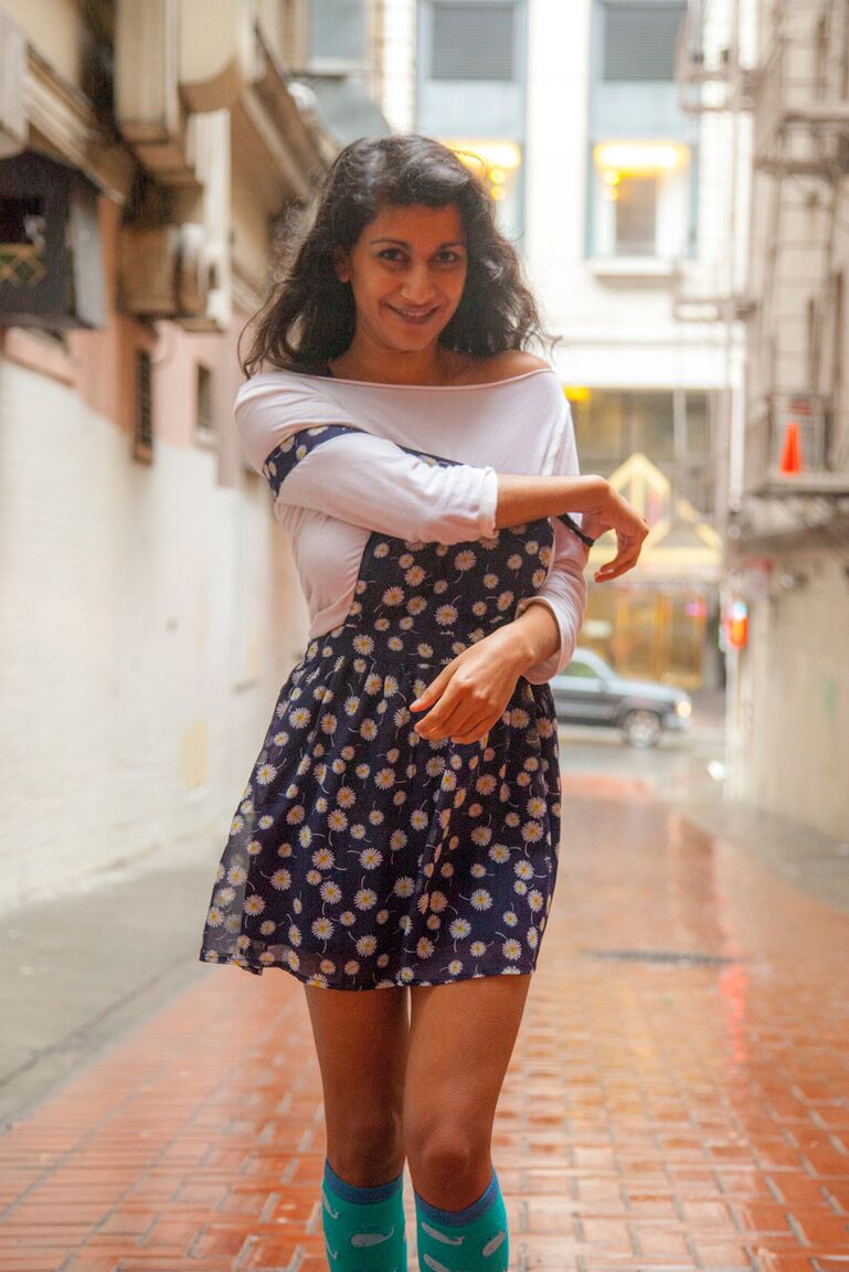 Carla White, amateur indienne de 16P, dévoile ses gros seins naturels dans une ruelle près du centre commercial