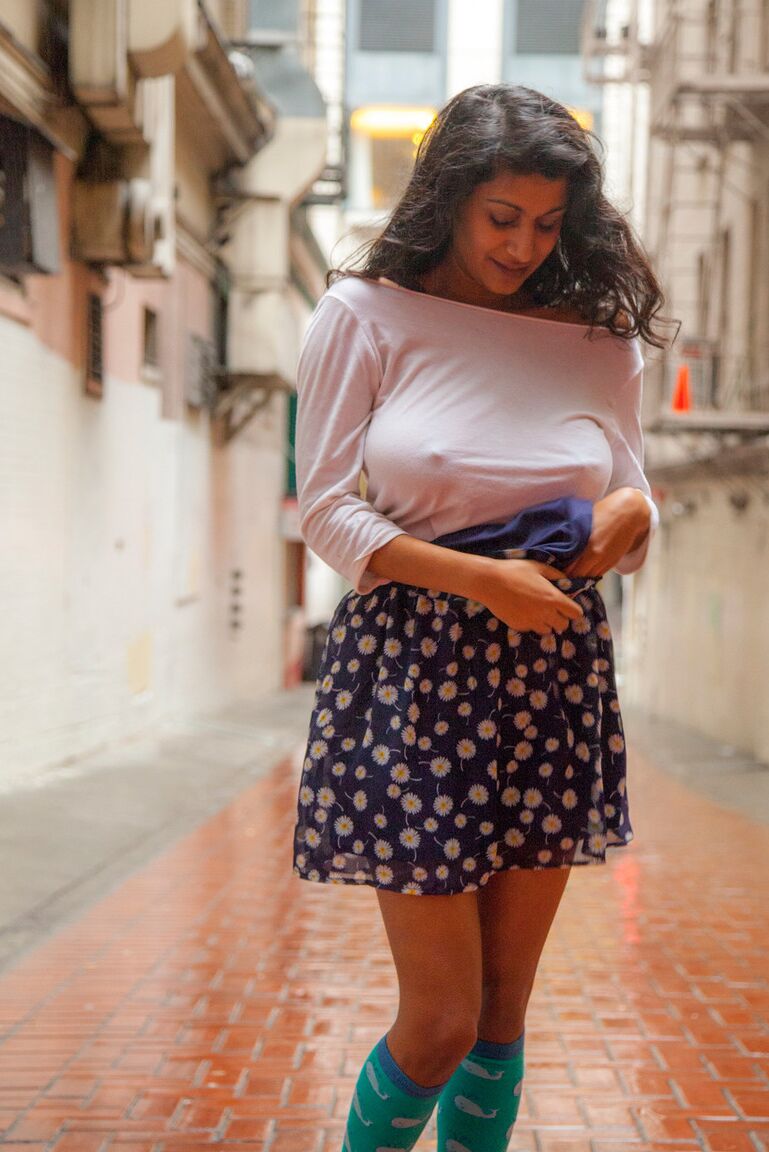 Carla White, amateur indienne de 16P, dévoile ses gros seins naturels dans une ruelle près du centre commercial