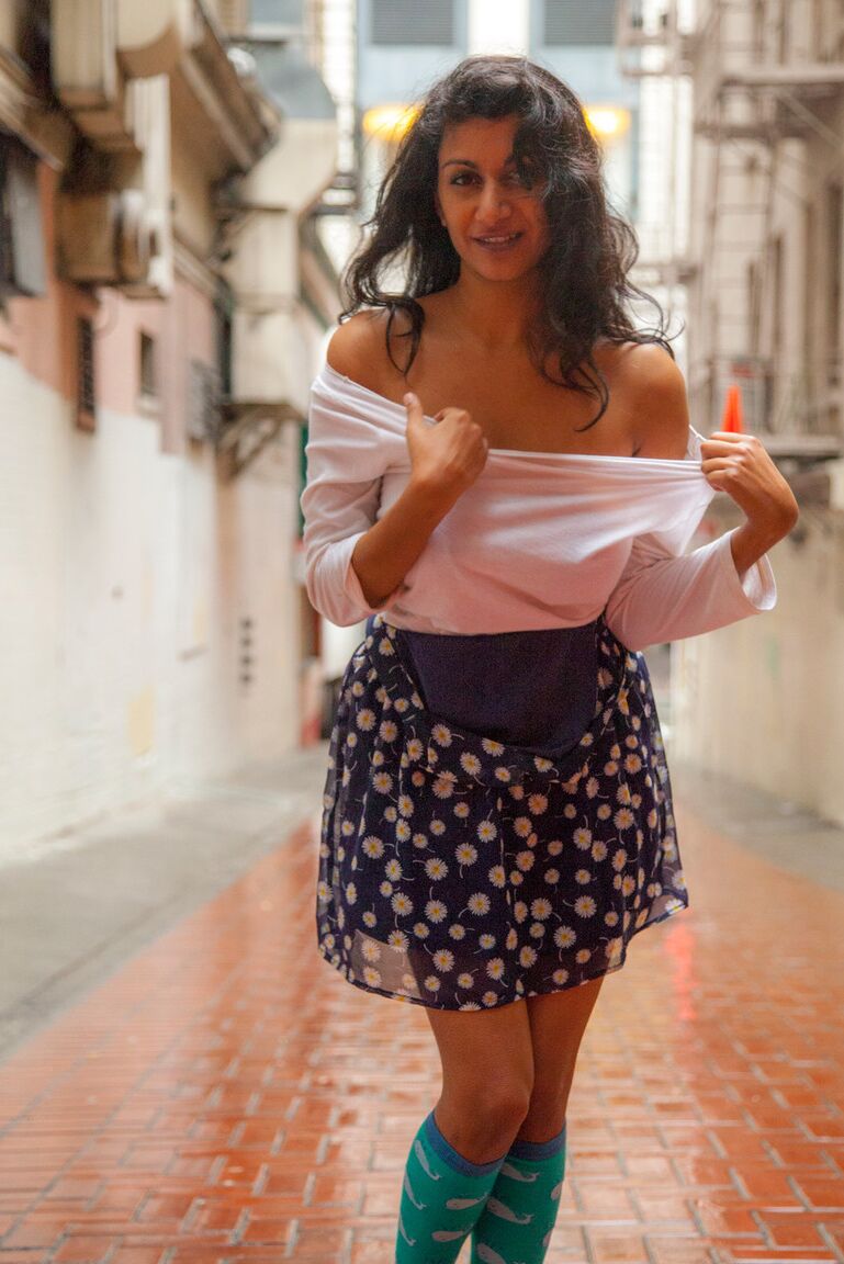 Carla White, amateur indienne de 16P, dévoile ses gros seins naturels dans une ruelle près du centre commercial